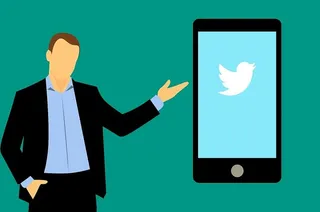 使用移动设备运行twitter应用的社交媒体人。