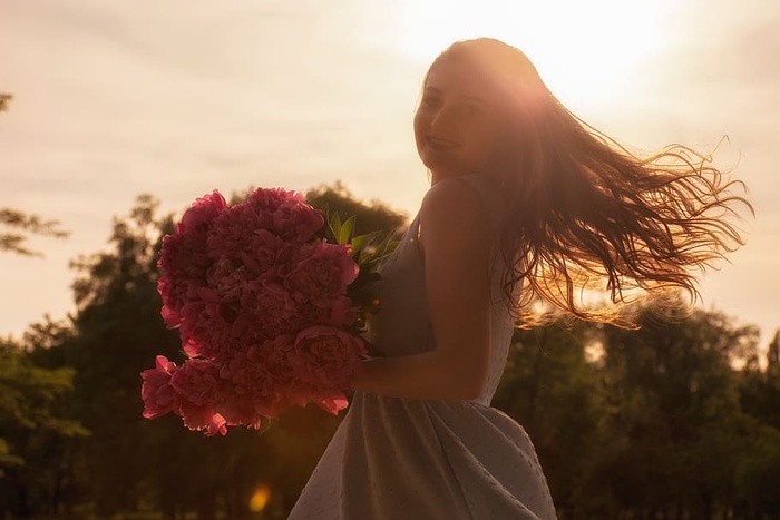 一个人，植物，花，自然，长发，发型，年轻人，开花植物