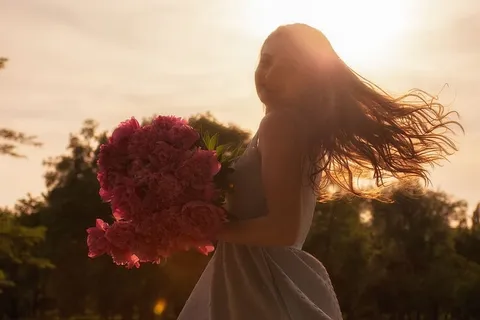 一个人，植物，花，自然，长发，发型，年轻人，开花植物