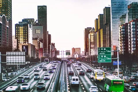 建筑物之间道路上的汽车照片 建筑物之间道路上的汽车照片