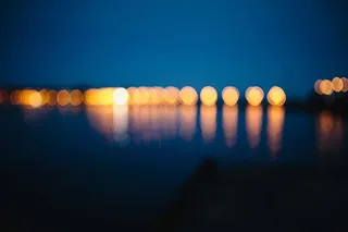 城市灯光在夜间反射在水中