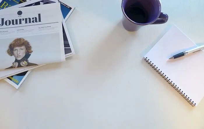 笔，笔记本，旁边，杯子，报纸，纸，材料，信息