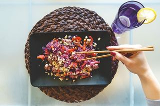 吃甜菜玻璃面条的女人