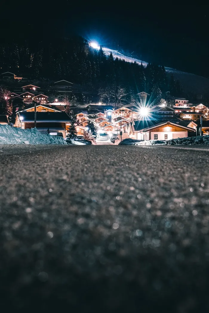 夜间灯光城市人群的高角度视野