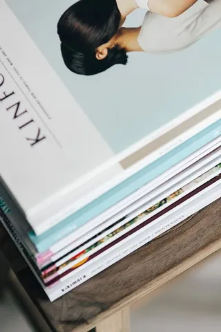 木凳上有一堆杂志