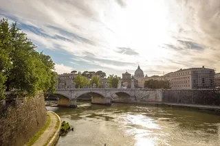 白天的水体和高层建筑
