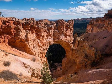 白色和蓝色多云天空下的棕色洞穴