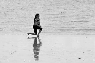 孩子, 女孩, 单色, 黑色, 白色, 情感, 水, 海
