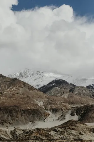 多云天空下褐色岩层的航空摄影