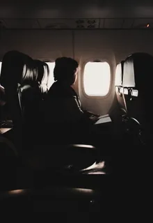 乘坐飞机的人,坐垫,人,人,坐着,枕头,窗户,头枕 乘坐飞机的人,坐垫,人,人,坐着,枕头,窗户,头枕