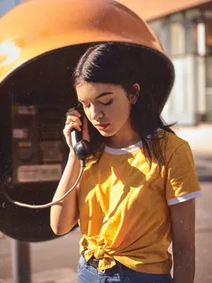 使用公用电话的女性照片