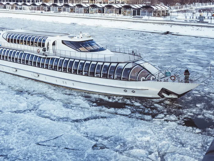 冰水上的白色游轮
