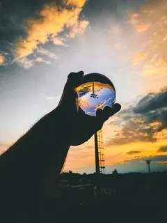 拿着玻璃球的人 拿着玻璃球的人