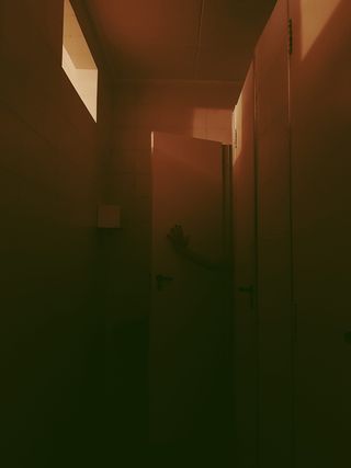 带镜子的棕色木柜