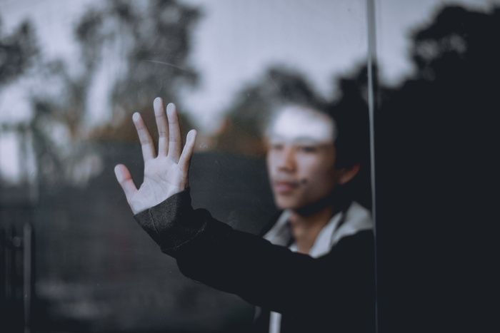 人，人，锁着的，关着的，门，倒影，手指，手掌