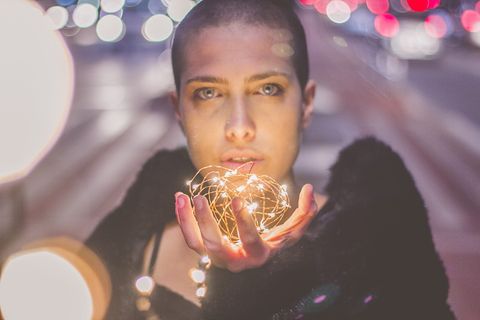 拿着吊灯的女人