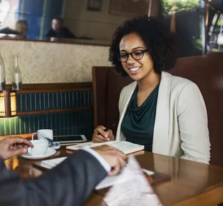 坐在桌子前看书的女人