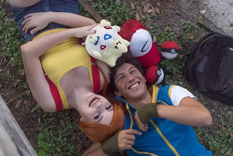 男人，女人，女人，男人，男人，女孩，男人，微笑