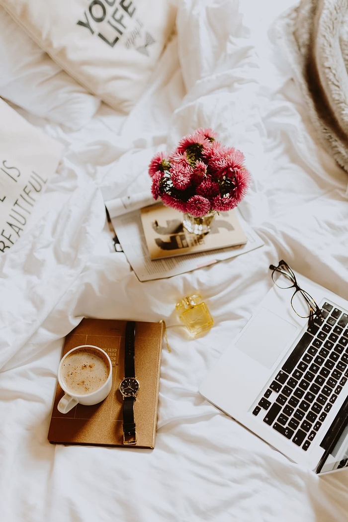 早上在床上喝咖啡。在床上工作