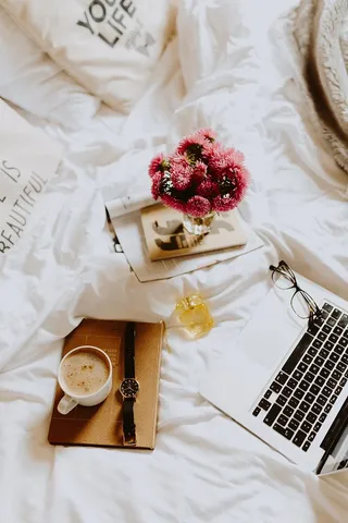 早上在床上喝咖啡。在床上工作