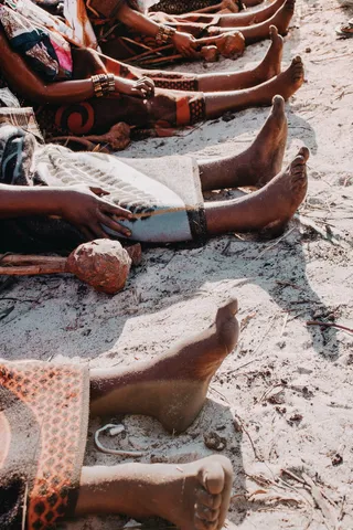 坐在地上的男人