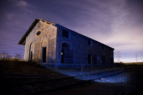 灰色天空下的灰色混凝土建筑