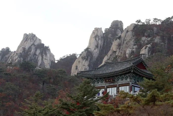 retina month公司，韩国首尔，秋季，路段，山脉，寺庙，景观