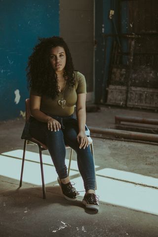 坐在椅子上的女人