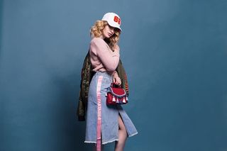 戴白帽子的女人