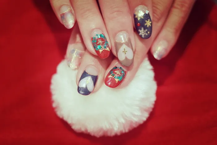 带指甲油艺术品的人类手指特写图