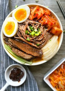 韩国泡菜牛肉Naengmyeon。迷人的厨师