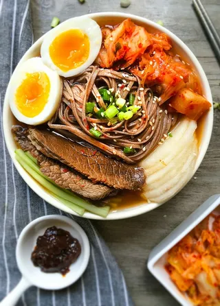 韩国泡菜牛肉Naengmyeon。迷人的厨师