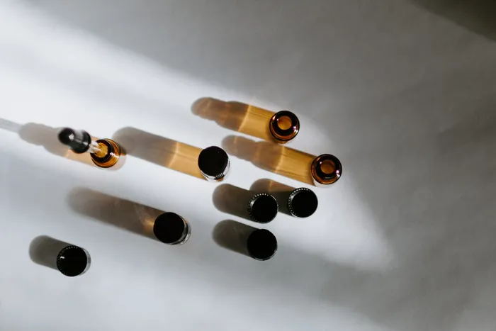 白色表面上的棕色玻璃瓶