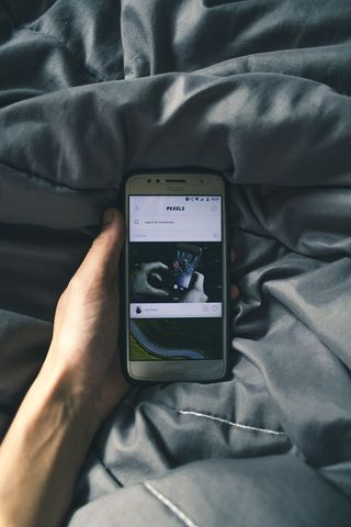 手持手机的人的照片