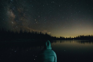 人，穿着，连帽衫，看起来，星云，蓝绿色，夜晚，时间