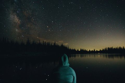 人,穿着,连帽衫,看起来,星云,蓝绿色,夜晚,时间 人,穿着,连帽衫,看起来,星云,蓝绿色,夜晚,时间