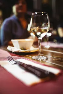 在餐馆喝酒的朋友 在餐馆喝酒的朋友