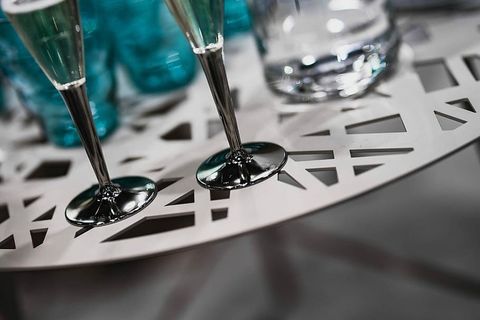 带青色眼镜的白色桌子