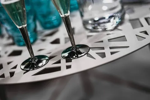 带青色眼镜的白色桌子