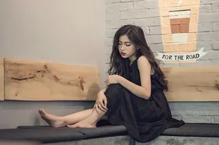 女人，黑色，无袖连衣裙，坐着，女人，悲伤，孤独，抑郁