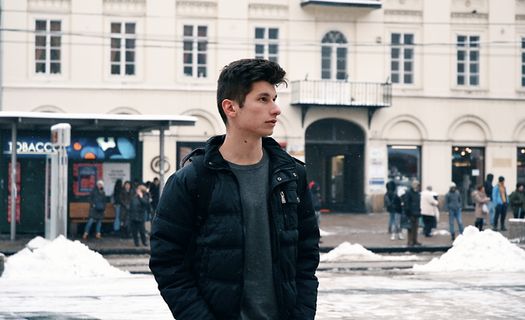 穿着黑色泡泡全拉链夹克的男子