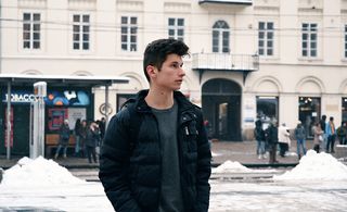 穿着黑色泡泡全拉链夹克的男子