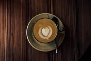 鲜花卡布奇诺艺术品，咖啡，咖啡-饮料，食品和饮料，杯子，咖啡杯，茶点，杯子