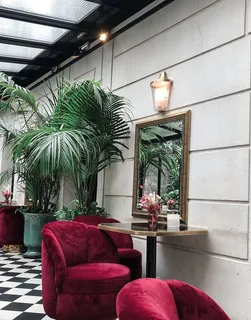 靠近墙壁的椅子、天花板、椅子、当代、设计、地板、家具、玻璃