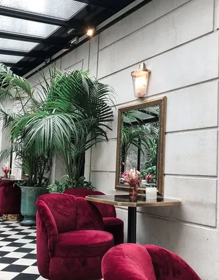 靠近墙壁的椅子、天花板、椅子、当代、设计、地板、家具、玻璃