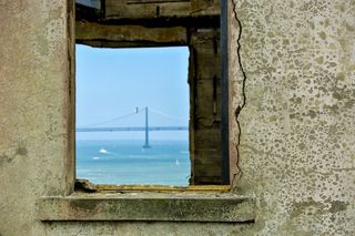 棕色混凝土窗、视图、窗、桥、奥克兰海湾大桥、废墟、离开、失效