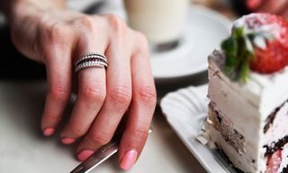 钻石，手，珠宝戒指，红宝石，人手，菜鸟图库，食品和饮料，食品