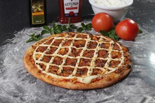 烤披萨配两个红番茄