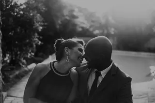 池塘边花园里夫妇的灰度照片