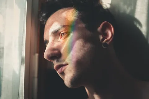 靠窗的男人 靠窗的男人